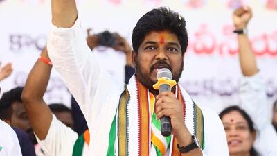 Congress candidate Vallala Naveen Yadav is leading. Congress candidate Vallala Naveen Yadav is leading.