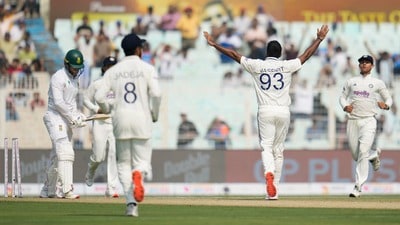 এমনিতে আজ টসে জিতে প্রথমে ব্যাটিংয়ের সিদ্ধান্ত নেয় দক্ষিণ আফ্রিকা। ১০.২ ওভারে স্কোর ছিল বিনা উইকেটে ৫৭ রান। সেখান থেকে পরপর দু'ওভারে বুমরাহের ম্যাজিকে জোড়া উইকেট হারিয়ে ফেলেন প্রোটিয়ারা। সেখান থেকে দক্ষিণ আফ্রিকার ধসের শুরুটা হয়। ১০২ রানে ১০ উইকেট হারিয়ে ফেলে। প্রথম ইনিংস ১৫৯ রানেই অল-আউট হয়ে যায়। যা ভারতের মাটিতে টেস্টের প্রথম ইনিংসে প্রোটিয়াদের দ্বিতীয় সর্বনিম্ন রান। (ছবি সৌজন্যে এপি) এমনিতে আজ টসে জিতে প্রথমে ব্যাটিংয়ের সিদ্ধান্ত নেয় দক্ষিণ আফ্রিকা। ১০.২ ওভারে স্কোর ছিল বিনা উইকেটে ৫৭ রান। সেখান থেকে পরপর দু'ওভারে বুমরাহের ম্যাজিকে জোড়া উইকেট হারিয়ে ফেলেন প্রোটিয়ারা। সেখান থেকে দক্ষিণ আফ্রিকার ধসের শুরুটা হয়। ১০২ রানে ১০ উইকেট হারিয়ে ফেলে। প্রথম ইনিংস ১৫৯ রানেই অল-আউট হয়ে যায়। যা ভারতের মাটিতে টেস্টের প্রথম ইনিংসে প্রোটিয়াদের দ্বিতীয় সর্বনিম্ন রান। (ছবি সৌজন্যে এপি)