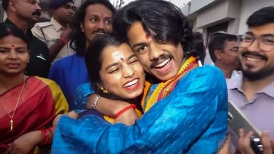 **EDS: SCREENGRAB VIA PTI VIDEOS** Darbhanga: Singer and BJP candidate from Alinagar constituency Maithili Thakur, front left, celebrates with family members after winning in the Bihar Assembly elections, in Darbhanga, Friday, Nov. 14, 2025. (PTI Photo) (PTI11_14_2025_000455A) (PTI) **EDS: SCREENGRAB VIA PTI VIDEOS** Darbhanga: Singer and BJP candidate from Alinagar constituency Maithili Thakur, front left, celebrates with family members after winning in the Bihar Assembly elections, in Darbhanga, Friday, Nov. 14, 2025. (PTI Photo) (PTI11_14_2025_000455A) (PTI)
