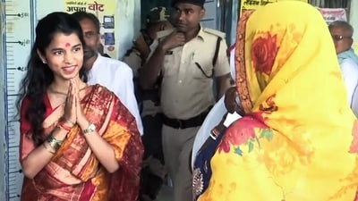 Bhartiya Janata Party candidate and singer Maithili Thakur greets a voter at the Alinagar polling booth. (ANI Video Grab) Bhartiya Janata Party candidate and singer Maithili Thakur greets a voter at the Alinagar polling booth. (ANI Video Grab)