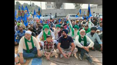 Members of Verka Milk and Cattlefeed Plant Outsourced Mulazam Union protesting outside Verka milk plant on Ferozepur Road on Friday. (HT Photo) Members of Verka Milk and Cattlefeed Plant Outsourced Mulazam Union protesting outside Verka milk plant on Ferozepur Road on Friday. (HT Photo)