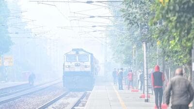 Morning smog at the Dwarka railway station in Delhi. (Vipin Kumar/HT Photo) Morning smog at the Dwarka railway station in Delhi. (Vipin Kumar/HT Photo)