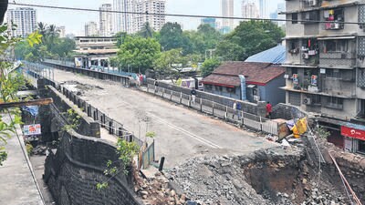 Mumbai, India. Nov 04, 2025 - The 112-year-old Elphinstone Bridge was closed to vehicle traffic on September 12. Its approach roads were demolished over the past seven weeks, leaving only a 132-metre stretch that runs above the railway tracks. Mumbai, India. Nov 04, 2025. (Photo by Raju Shinde/HT Photo) (Raju Shinde) Mumbai, India. Nov 04, 2025 - The 112-year-old Elphinstone Bridge was closed to vehicle traffic on September 12. Its approach roads were demolished over the past seven weeks, leaving only a 132-metre stretch that runs above the railway tracks. Mumbai, India. Nov 04, 2025. (Photo by Raju Shinde/HT Photo) (Raju Shinde)
