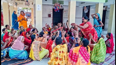 Nalanda, Nov 14 (ANI): Women in Chief Minister Nitish Kumar's village, Kalyan Bigha, celebrate NDA's performance in the Bihar elections on Friday (ANI)