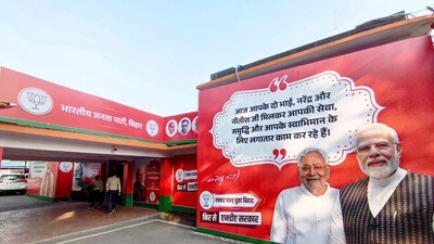 మెజారిటీ మార్క్ వైపు దూసుకెళుతున్న ఎన్డీఏ (PTI) మెజారిటీ మార్క్ వైపు దూసుకెళుతున్న ఎన్డీఏ (PTI)