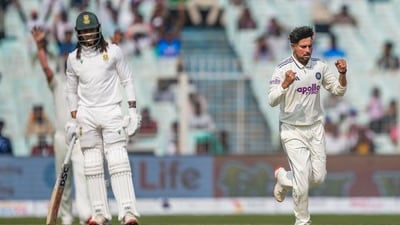 ভারতের সেরা বোলার ছিলেন বুমরাহ। ১৪ ওভারে ২৭ রান দিয়ে পাঁচটি উইকেট নেন ভারতের তারকা পেসার। পাঁচটি মেডেনও করেন। দুটি করে উইকেট পান কুলদীপ যাদব এবং মহম্মদ সিরাজ। কুলদীপ ১৪ ওভারে ৩৬ রান খরচ করেন। আর ১২ ওভারে ৪৭ রান দিয়েছেন সিরাজ। একটি উইকেট পান অক্ষর প্যাটেল। দক্ষিণ আফ্রিকার হয়ে সর্বোচ্চ ৩১ রান করেন এডেন মার্করাম। (ছবি সৌজন্যে পিটিআই) ভারতের সেরা বোলার ছিলেন বুমরাহ। ১৪ ওভারে ২৭ রান দিয়ে পাঁচটি উইকেট নেন ভারতের তারকা পেসার। পাঁচটি মেডেনও করেন। দুটি করে উইকেট পান কুলদীপ যাদব এবং মহম্মদ সিরাজ। কুলদীপ ১৪ ওভারে ৩৬ রান খরচ করেন। আর ১২ ওভারে ৪৭ রান দিয়েছেন সিরাজ। একটি উইকেট পান অক্ষর প্যাটেল। দক্ষিণ আফ্রিকার হয়ে সর্বোচ্চ ৩১ রান করেন এডেন মার্করাম। (ছবি সৌজন্যে পিটিআই)
