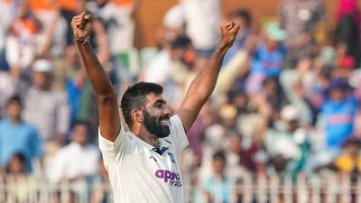 <p>భారత్-సౌతాఫ్రికా మధ్య మొదలైన తొలి టెస్టులో ఫాస్ట్ బౌలర్ బుమ్రా రికార్డు క్రియేట్ చేశాడు. అతడు తొలి ఇన్నింగ్స్ లో 5 వికెట్లు తీశాడు. టెస్టు కెరీర్లో అతడు 16వసారి ఒక ఇన్నింగ్స్ లో 5 వికెట్లు తీయగా.. సెనా దేశాలపై 13వసారి కావడం విశేషం. సెనా జట్లపై అత్యధికసార్లు ఫైఫర్లతో టెస్టు క్రికెట్ లో నంబర్ 1 ఆసియా పేసర్ గా రికార్డు సృష్టించాడు. వసీం అక్రమ్ రికార్డును బద్దలు కొట్టాడు.</p> (PTI) <p>భారత్-సౌతాఫ్రికా మధ్య మొదలైన తొలి టెస్టులో ఫాస్ట్ బౌలర్ బుమ్రా రికార్డు క్రియేట్ చేశాడు. అతడు తొలి ఇన్నింగ్స్ లో 5 వికెట్లు తీశాడు. టెస్టు కెరీర్లో అతడు 16వసారి ఒక ఇన్నింగ్స్ లో 5 వికెట్లు తీయగా.. సెనా దేశాలపై 13వసారి కావడం విశేషం. సెనా జట్లపై అత్యధికసార్లు ఫైఫర్లతో టెస్టు క్రికెట్ లో నంబర్ 1 ఆసియా పేసర్ గా రికార్డు సృష్టించాడు. వసీం అక్రమ్ రికార్డును బద్దలు కొట్టాడు.</p> (PTI)