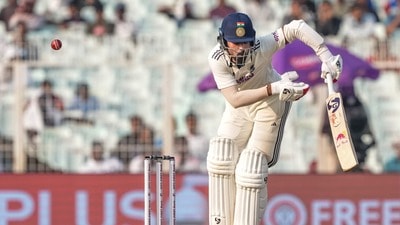 আর দক্ষিণ আফ্রিকার প্রথম ইনিংসের ১৫৯ রানের জবাবে ব্যাট করতে নেমে দিনের শেষে ভারতের স্কোর এক এক উইকেটে ৩৭ রান। প্রথম ইনিংসে ১২২ রানে পিছিয়ে আছে ভারত। ক্রিজে আছেন কেএল রাহুল (৫৯ বলে ১৩ রান) এবং ওয়াশিংটন সুন্দর (৩৮ বলে ছয় রান)। তাঁরা দু'জন প্রোটিয়াদের দুর্দান্ত বোলিং সামলেছেন। ভারতীয় ব্যাটারদের অসংখ্যবার পরীক্ষার মুখে ফেলে দেন প্রোটিয়া বোলাররা। (ছবি সৌজন্যে পিটিআই) আর দক্ষিণ আফ্রিকার প্রথম ইনিংসের ১৫৯ রানের জবাবে ব্যাট করতে নেমে দিনের শেষে ভারতের স্কোর এক এক উইকেটে ৩৭ রান। প্রথম ইনিংসে ১২২ রানে পিছিয়ে আছে ভারত। ক্রিজে আছেন কেএল রাহুল (৫৯ বলে ১৩ রান) এবং ওয়াশিংটন সুন্দর (৩৮ বলে ছয় রান)। তাঁরা দু'জন প্রোটিয়াদের দুর্দান্ত বোলিং সামলেছেন। ভারতীয় ব্যাটারদের অসংখ্যবার পরীক্ষার মুখে ফেলে দেন প্রোটিয়া বোলাররা। (ছবি সৌজন্যে পিটিআই)