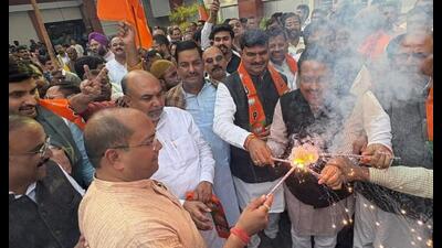 UP BJP leaders and workers in large number took part in celebrations at party state headquarters in Lucknow. (HT photo)