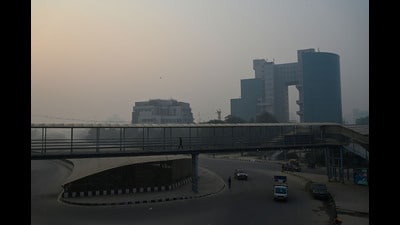 With temperatures stable and enforcement intensified, agencies said targeted action on dust, traffic and planning violations will be prioritised in the coming days. (Parveen Kumar/HT) With temperatures stable and enforcement intensified, agencies said targeted action on dust, traffic and planning violations will be prioritised in the coming days. (Parveen Kumar/HT)