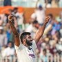 <p>భారత్-సౌతాఫ్రికా మధ్య మొదలైన తొలి టెస్టులో ఫాస్ట్ బౌలర్ బుమ్రా రికార్డు క్రియేట్ చేశాడు. అతడు తొలి ఇన్నింగ్స్ లో 5 వికెట్లు తీశాడు. టెస్టు కెరీర్లో అతడు 16వసారి ఒక ఇన్నింగ్స్ లో 5 వికెట్లు తీయగా.. సెనా దేశాలపై 13వసారి కావడం విశేషం. సెనా జట్లపై అత్యధికసార్లు ఫైఫర్లతో టెస్టు క్రికెట్ లో నంబర్ 1 ఆసియా పేసర్ గా రికార్డు సృష్టించాడు. వసీం అక్రమ్ రికార్డును బద్దలు కొట్టాడు.</p>