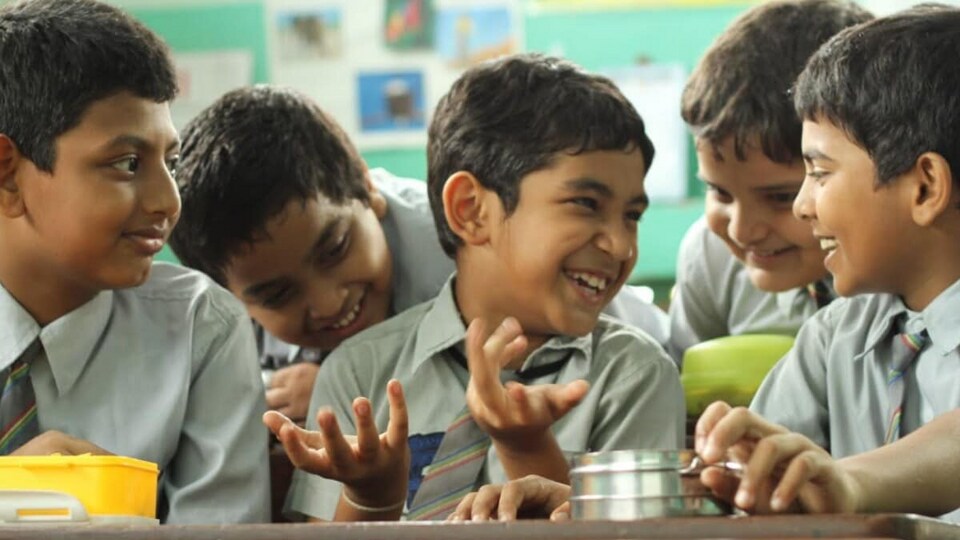 <p>2011లో వచ్చిన స్టాన్లీ కా డబ్బా చిత్రం మిమ్మల్ని నవ్వించి భావోద్వేగానికి గురిచేసే చిత్రం. నాలుగో తరగతి చదువుతున్న స్టాన్లీ (పార్థో గుప్టే) చుట్టూ ఈ సినిమా కథ తిరుగుతుంది. ఈ చిత్రానికి IMDb రేటింగ్ 7.8 ఉండగా.. యూట్యూబ్‌లో అద్దెకు తీసుకోవడం ద్వారా సినిమాను చూడవచ్చు. ఈ సినిమాకు పార్థో గుప్టే జాతీయ అవార్డు అందుకున్నారు.</p>(IMDb)