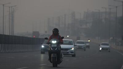 A dense layer of haze seen on the Gurugram–Sohna Elevated Road during the early morning hours near Subhash Chowk on Saturday. (Parveen Kumar/HT) A dense layer of haze seen on the Gurugram–Sohna Elevated Road during the early morning hours near Subhash Chowk on Saturday. (Parveen Kumar/HT)