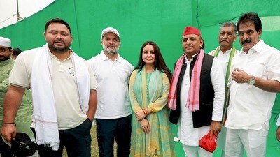 কাদের কথায় রাজনীতি, পরিবার দুইই ছাড়লেন লালুকন্যা? (ছবি - PTI) কাদের কথায় রাজনীতি, পরিবার দুইই ছাড়লেন লালুকন্যা? (ছবি - PTI)