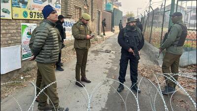Security forces cordoning off Nowgam police station on Saturday after an accidental explosion claimed nine lives on Friday night. (Waseem Andrabi/HT) Security forces cordoning off Nowgam police station on Saturday after an accidental explosion claimed nine lives on Friday night. (Waseem Andrabi/HT)