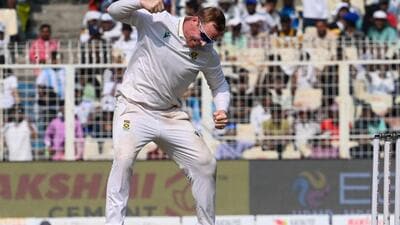 South Africa off-spinner Simon Harmer, who took 4/30, celebrates dismissing Ravindra Jadeja on Day 2 of the Eden Gardens Test on Saturday. (Samir Jana/HT Photo) South Africa off-spinner Simon Harmer, who took 4/30, celebrates dismissing Ravindra Jadeja on Day 2 of the Eden Gardens Test on Saturday. (Samir Jana/HT Photo)