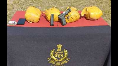 The BSF on Saturday arrested a smuggler from Pakhoke Mahimara village in the Dera Baba Nanak area of Gurdaspur district with 11 kg heroin and weapons. (HT Photo)