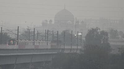 The lowest visibility of the day was recorded at 1,000 metres in Palam at 8am, which improved during the day and was around 2,100 metres at 9pm on Saturday. (RAJ K RAJ /HT PHOTO) The lowest visibility of the day was recorded at 1,000 metres in Palam at 8am, which improved during the day and was around 2,100 metres at 9pm on Saturday. (RAJ K RAJ /HT PHOTO)