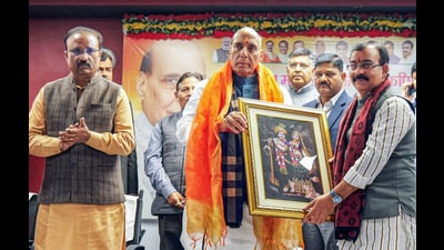 Union Defence Minister Rajnath Singh being welcomed by party workers as he arrives to attend the meeting, in Lucknow on Saturday. (ANI) Union Defence Minister Rajnath Singh being welcomed by party workers as he arrives to attend the meeting, in Lucknow on Saturday. (ANI)