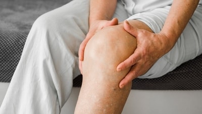 Swelling in legs occurs when extra fluid leaks out of your blood vessels and collects in the tissues of your lower legs. (Freepik) Swelling in legs occurs when extra fluid leaks out of your blood vessels and collects in the tissues of your lower legs. (Freepik)