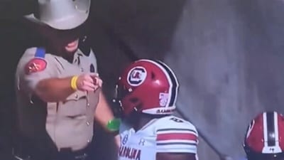 Screengrab of video showing the 'incident' involving the Texas DPS trooper and the South Carolina players. (X/@BSO) Screengrab of video showing the 'incident' involving the Texas DPS trooper and the South Carolina players. (X/@BSO)