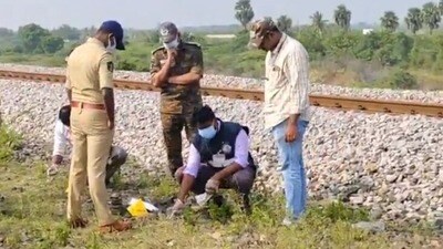 ఘటనాస్థలంలో పోలీసులు ఘటనాస్థలంలో పోలీసులు