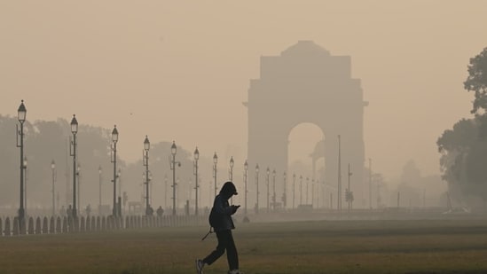 With air quality in Delhi depleting, CAQM has already implemented Stage III of the GRAP across the National Capital Region. (Vipin Kumar/Hindustan Times)