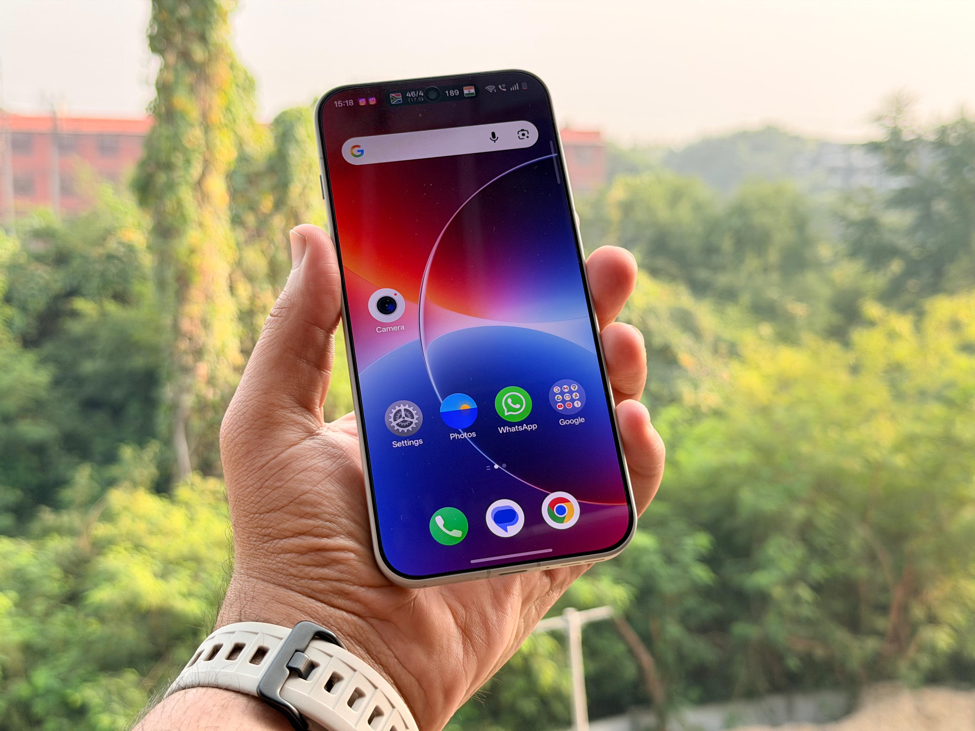Outdoors under harsh Delhi sun, the display remained legible and vibrant thanks to high peak brightness. (Ayushmann Chawla)