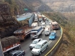 The expressway stretch from Adoshi tunnel to Khandala exit has six lanes. But it caters to traffic from 10 lanes – six lanes of the expressway and four lanes of the Old Mumbai-Pune highway, officials said (HT Photo)
