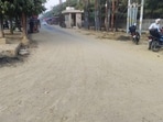 The step follows directions of the Commission for Air Quality Management to impose the stage-3 pollution curbs that include ban on non-essential construction and demolition, all construction sites be covered with green sheet, and the sites must be also barricaded with steel sheet. (HT Photos)