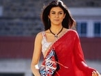 Sushmita Sen wowed everyone with her red sarees in 2004's Main Hoon Na. She played Chandni Chopra, the sizzling chemistry teacher with style. Sushmita Sen wowed everyone with her red sarees in 2004's Main Hoon Na. She played Chandni Chopra, the sizzling chemistry teacher with style.