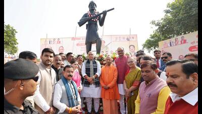 Defence minister Rajnath Singh along chief minister Yogi Adityanath and others unveil the statue of Virangana Uda Devi Pasi in Lucknow, on Sunday (Deepak Gupta) Defence minister Rajnath Singh along chief minister Yogi Adityanath and others unveil the statue of Virangana Uda Devi Pasi in Lucknow, on Sunday (Deepak Gupta)