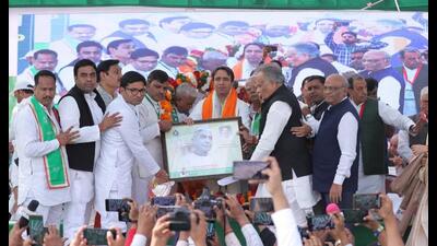 Jayant Chaudhary and other leaders at RLD’s national convention in Mathura on Sunday. (HT) Jayant Chaudhary and other leaders at RLD’s national convention in Mathura on Sunday. (HT)