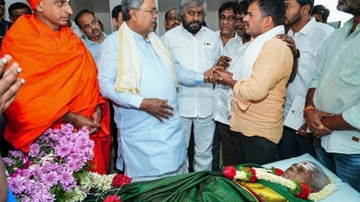 Padma Shri awardee and environmentalist Saalumarada Thimmakka was known for planting 385 banyan trees. She was laid to rest in Bengaluru. (@siddaramaiah) Padma Shri awardee and environmentalist Saalumarada Thimmakka was known for planting 385 banyan trees. She was laid to rest in Bengaluru. (@siddaramaiah)