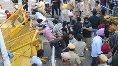 Protestors storming into Panjab University through Gate No. 1 on Monday. (Keshav Singh/HT) (HT_PRINT) Protestors storming into Panjab University through Gate No. 1 on Monday. (Keshav Singh/HT) (HT_PRINT)