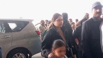 রোহিনী-তেজস্বী দ্বন্দ্বের মধ্যে লালু যাদবের ৪ মেয়েকে পাটনা ছেড়ে যেতে দেখা গেছে (ANI Screengrab) রোহিনী-তেজস্বী দ্বন্দ্বের মধ্যে লালু যাদবের ৪ মেয়েকে পাটনা ছেড়ে যেতে দেখা গেছে (ANI Screengrab)