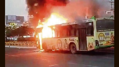 The driver acted quickly, noticing the smoke, opening the doors, and alerting the passengers. (VIDEO GRAB)