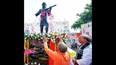Uttar Pradesh chief minister Yogi Adityanath pays floral tribute to the newly unveiled statue of Veerangana Uda Devi Pasi, in Lucknow on Sunday. Union Defence Minister Rajnath Singh also present. (@myogiadityanath X/ANI) Uttar Pradesh chief minister Yogi Adityanath pays floral tribute to the newly unveiled statue of Veerangana Uda Devi Pasi, in Lucknow on Sunday. Union Defence Minister Rajnath Singh also present. (@myogiadityanath X/ANI)