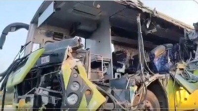 ఆగి ఉన్న లారీని ఢీకొట్టిన బస్సు ఆగి ఉన్న లారీని ఢీకొట్టిన బస్సు