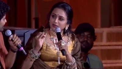 Suma Kanakala received praise for her smooth and engaging presentation on stage at the Hyderabad event.