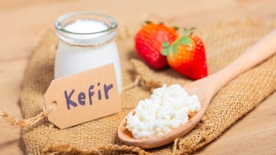 Kefir, a probiotic yoghurt drink you (Adobe Stock)