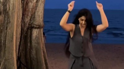 <p>వెకేషన్లో భాగంగా ఓ ప్లేసులో రాత్రి పూట జరిగే పార్టీలో ఇలా కనువిందు చేసింది అమూల్య గౌడ. బీచ్ పక్కన జరుగుతున్న పార్టీలో చిందులేస్తూ కనిపించింది పూలగంప.</p> (Instagram/Amulya Gowda) <p>వెకేషన్లో భాగంగా ఓ ప్లేసులో రాత్రి పూట జరిగే పార్టీలో ఇలా కనువిందు చేసింది అమూల్య గౌడ. బీచ్ పక్కన జరుగుతున్న పార్టీలో చిందులేస్తూ కనిపించింది పూలగంప.</p> (Instagram/Amulya Gowda)