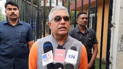 সাংবাদিকদের মুখোমুখি দিলীপ ঘোষ। সাংবাদিকদের মুখোমুখি দিলীপ ঘোষ।