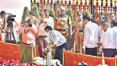 Mumbai, India – 17, Nov 2025: Shivsena (UBT) leader Sanjay Raut offering prayers to Balasaheb Thackeray on his death anniversary at his memorial at Shivaji park, in Mumbai, India, on Monday, Nov 17, 2025. (Photo by Bhushan Koyande/HT Photo) Mumbai, India – 17, Nov 2025: Shivsena (UBT) leader Sanjay Raut offering prayers to Balasaheb Thackeray on his death anniversary at his memorial at Shivaji park, in Mumbai, India, on Monday, Nov 17, 2025. (Photo by Bhushan Koyande/HT Photo)
