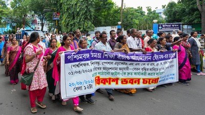 আন্দোলনকারীদের টেনে-হিঁচড়ে সরাল পুলিশ, কী বললেন ব্রাত্য? (প্রতীকী ছবি - PTI) আন্দোলনকারীদের টেনে-হিঁচড়ে সরাল পুলিশ, কী বললেন ব্রাত্য? (প্রতীকী ছবি - PTI)