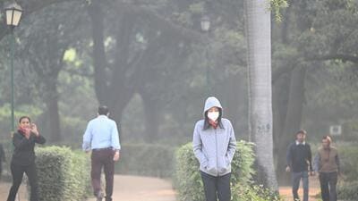 The 24-hour average AQI was logged at 351 on Monday. (Arvind Yadav/HT Photo) The 24-hour average AQI was logged at 351 on Monday. (Arvind Yadav/HT Photo)