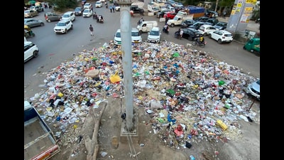 With only 2,521 workers against a need for 6,500, MCG proposes new machinery, extra staff and ₹744 crore in funding as multiple sectors report chronic garbage issues. (HT Archive) With only 2,521 workers against a need for 6,500, MCG proposes new machinery, extra staff and ₹744 crore in funding as multiple sectors report chronic garbage issues. (HT Archive)