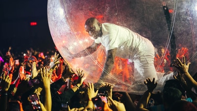 Singer Akon was inside a huge bubble during the Mumbai concert. Singer Akon was inside a huge bubble during the Mumbai concert.