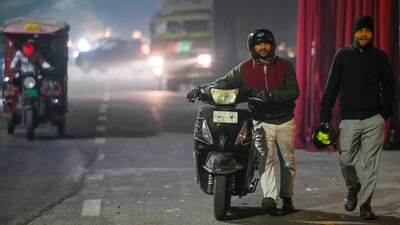 The national capital was expected to experience a partly cloudy sky, mist or shallow fog during the morning hours on Tuesday. (Sunil Ghosh/Hindustan Times) The national capital was expected to experience a partly cloudy sky, mist or shallow fog during the morning hours on Tuesday. (Sunil Ghosh/Hindustan Times)