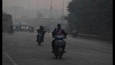 A thick layer of air pollution seen in Gurugram on Tuesday. (Parveen Kumar/Hindustan Times) A thick layer of air pollution seen in Gurugram on Tuesday. (Parveen Kumar/Hindustan Times)